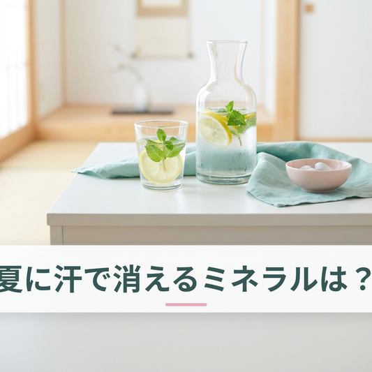 夏野菜と果物のある食卓のイメージ